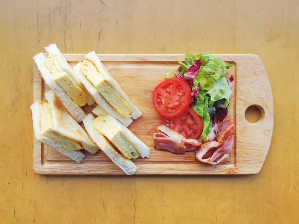 Sandwich Tortilla Con Tomates Ensalada Tocino Sobre Tabla Madera —  Fotos de Stock