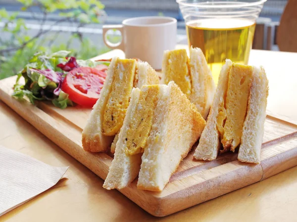 Omlet Sandviç Domates Salata Ahşap Tahta Üzerinde Pastırma Ile — Stok fotoğraf