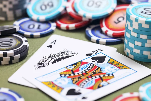 Kort Och Marker För Poker Gröna Bordet — Stockfoto