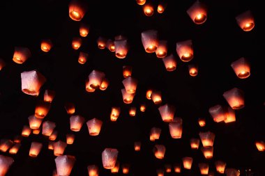 Fener gökyüzünde yüzen