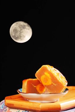 Beyaz lotus tohum mooncake yumurta sarısı ile ay arka plan üzerinde yapıştırın.