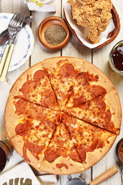 Läckra Pepperoni Pizza Träbord — Stockfoto