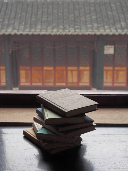 Bücherstapel Auf Fensterbank Haus — Stockfoto