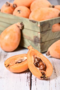 Yenidünya meyve ahşap arka plan üzerinde