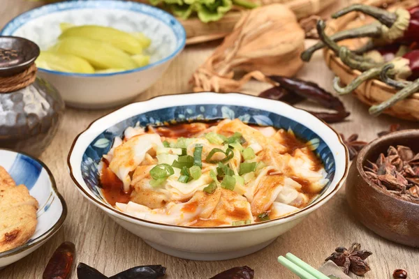 Wontons Sichuan Olio Peperoncino Rosso Sul Tavolo Legno — Foto Stock