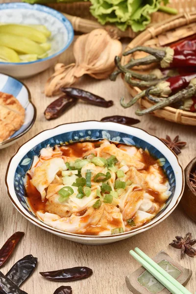 Sichuan Wontons Rode Chili Olie Houten Tafel — Stockfoto