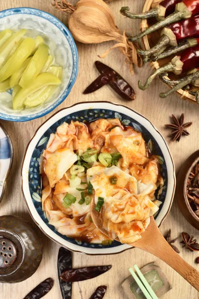 Sichuan Wontons Chili Czerwony Olej Drewnianym Stole — Zdjęcie stockowe