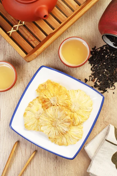 Getrocknete Ananas Auf Dem Holztisch — Stockfoto