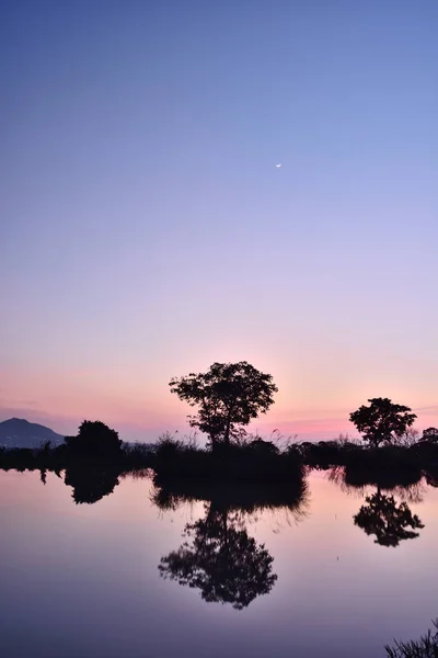 Bela Paisagem Céu Pôr Sol Vista Lago Árvores Reflexão Água — Fotografia de Stock