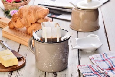 Anlık taze demlendi fincan kahve ahşap bir masa üzerinde