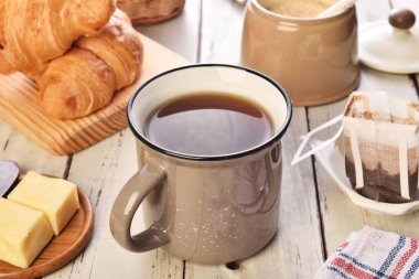 Anlık taze demlendi fincan kahve ahşap bir masa üzerinde