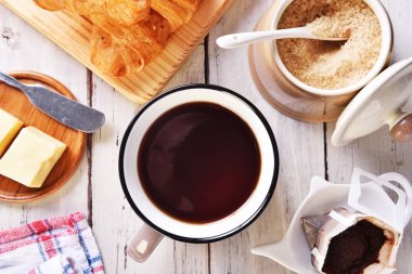 Anlık taze demlendi fincan kahve ahşap bir masa üzerinde