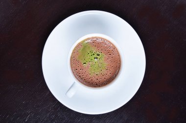 Sıcak kakao tozu Matcha ile serpilir