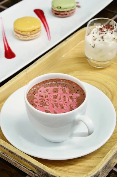 Una Taza Cacao Caliente Frambuesa Bandeja Madera — Foto de Stock