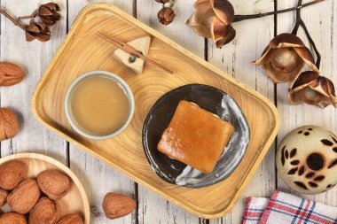 Nohut kek ahşap masa üzerine jöle