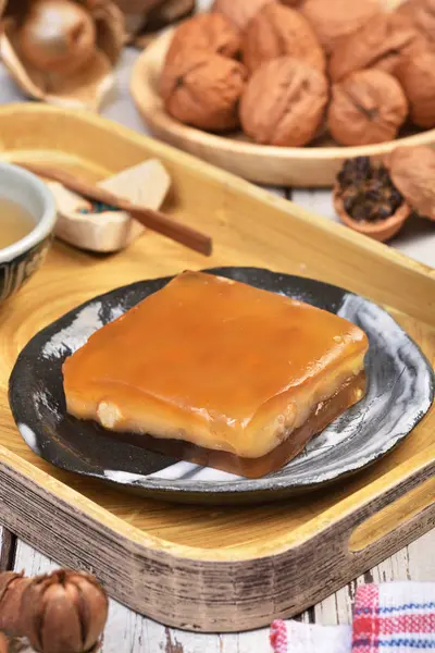 ひよこ豆ゼリー木製テーブルの上のケーキ — ストック写真