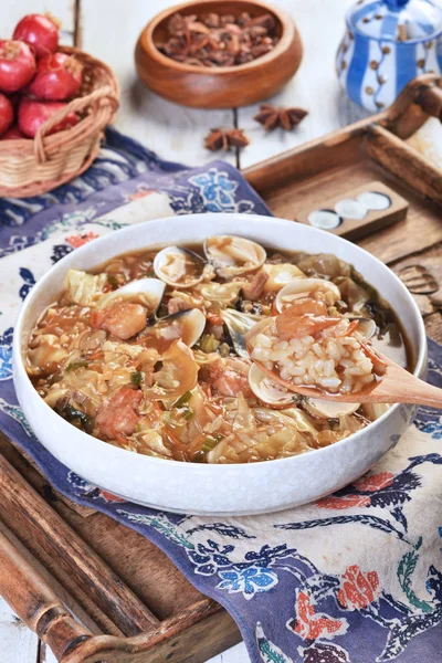 Arroz Estofado Con Los Mariscos Mezclados Una Cuchara Madera — Foto de Stock