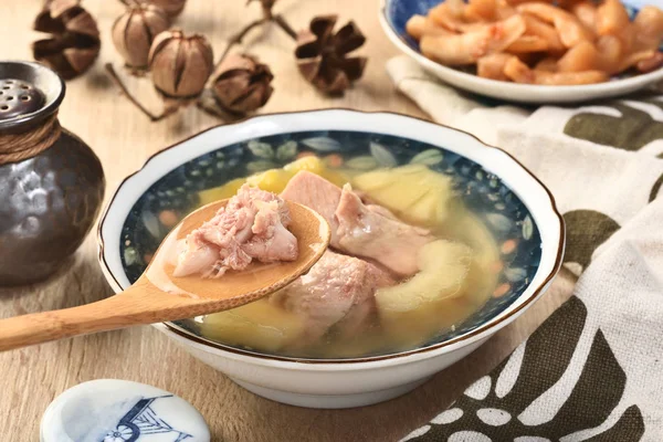 苦いメロンとパイナップルのスープと蒸し鶏 台湾で人気の食べ物 — ストック写真