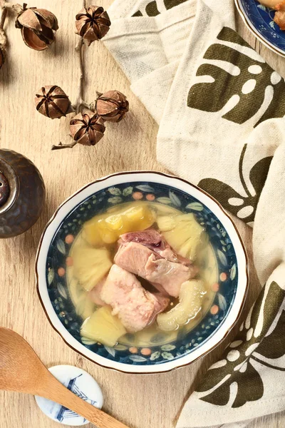 苦いメロンとパイナップルのスープと蒸し鶏 台湾で人気の食べ物 — ストック写真