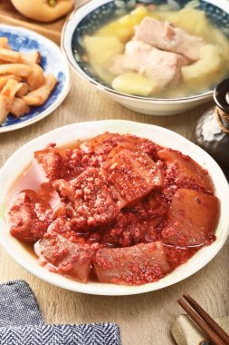 Ahşap masa üzerinde kırmızı mantar soslu kızarmış domuz eti     