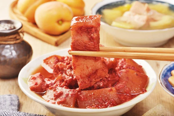 木桌红酵母焖猪肉 — 图库照片
