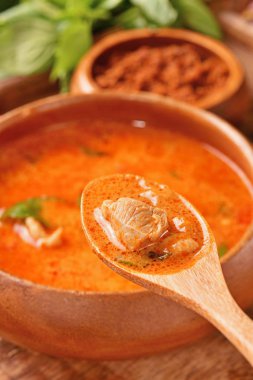 Tahta kasede Tayland usulü körili tavuk.