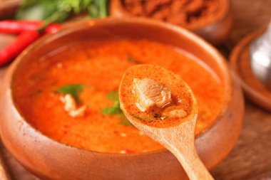 Tahta kasede Tayland usulü körili tavuk.