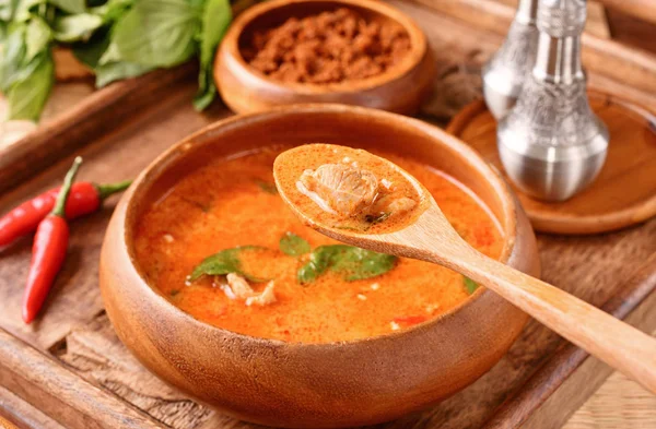 Curry Pollo Rosso Tailandese Ciotola Legno — Foto Stock