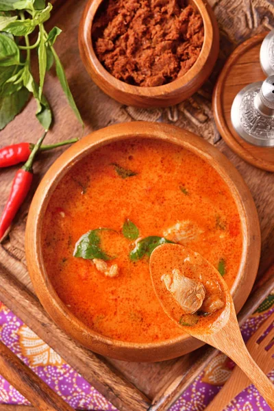 Curry Pollo Rosso Tailandese Ciotola Legno — Foto Stock