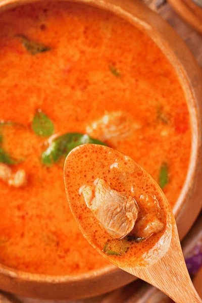 Tajski Czerwony Kurczak Curry Drewnianej Misce — Zdjęcie stockowe