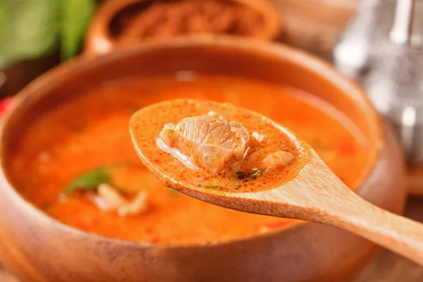 Curry Pollo Rosso Tailandese Ciotola Legno Foto Stock Royalty Free