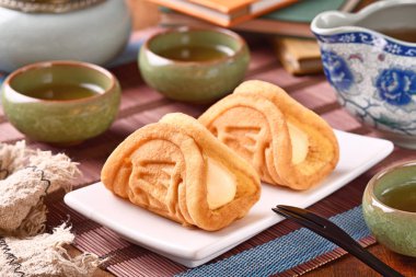 Beyaz tabakta kremalı waffle.