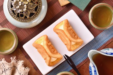 Beyaz tabakta kremalı waffle.