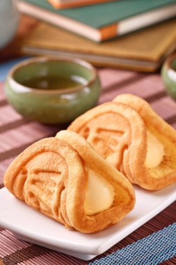 Beyaz tabakta kremalı waffle.