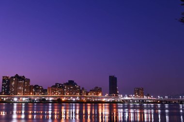  Geceleri suda yansıyan Yeni Taipei Şehri