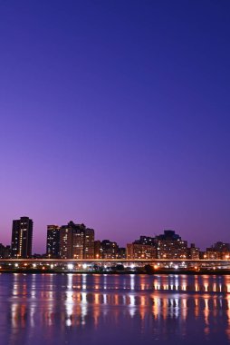  Geceleri suda yansıyan Yeni Taipei Şehri