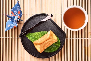 Siyah tabakta kremalı waffle.