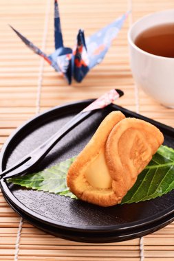 Siyah tabakta kremalı waffle.