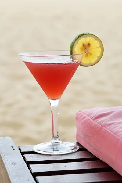 Cocktail Rosso Sulla Spiaggia Sabbia Tropicale — Foto Stock