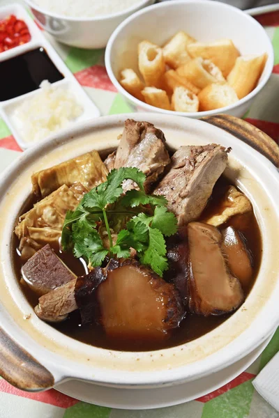 肉骨茶 马来西亚炖猪肉和草药汤 — 图库照片