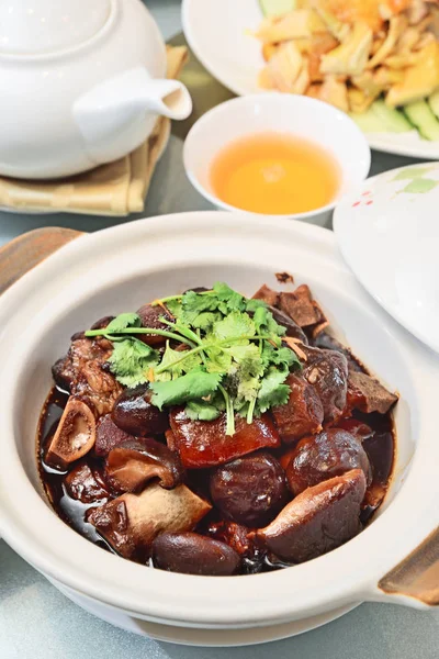 Heerlijke Gevlochten Varkenspoten Bruine Saus Witte Pot — Stockfoto