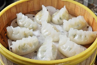 Bambu sepetinde buğulanmış piramit köftesi.