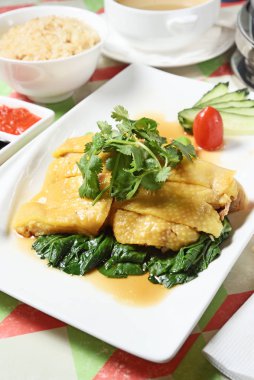 Hainanese tavuklu pilav sos ve çorba ile    