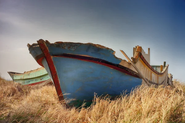 Abandoned Fishing Boat Dry Brown Grasses — Stock Photo, Image