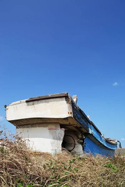 Bateau Pêche Abandonné Sur Des Herbes Brunes Sèches — Photo