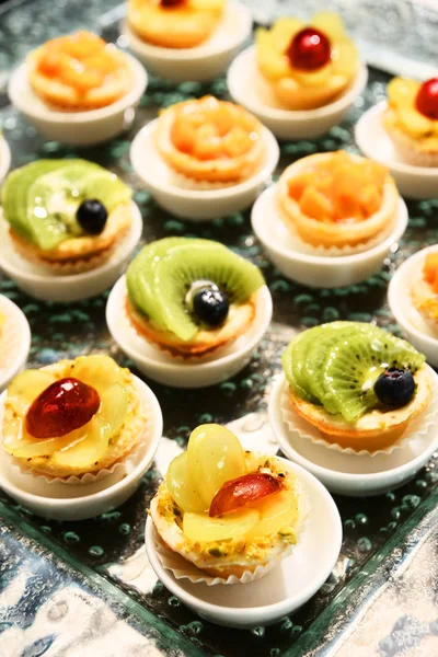 Deliziose Mini Crostate Frutta Sul Tavolo Durante Evento — Foto Stock