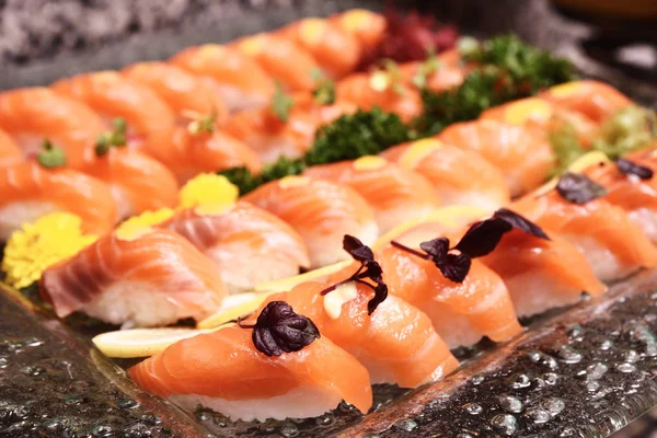 Sushi Łososiowe Przy Stole Formie Bufetu — Zdjęcie stockowe