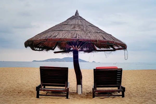 Parasol Paille Avec Deux Chaises Longues Plage Tropicale — Photo