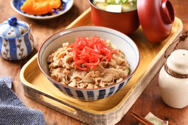 Gyudon - dilimlenmiş biftek, soğan ve tatlı soslu bir kase pilav.. 