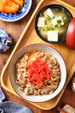 Gyudon - dilimlenmiş biftek, soğan ve tatlı soslu bir kase pilav.. 